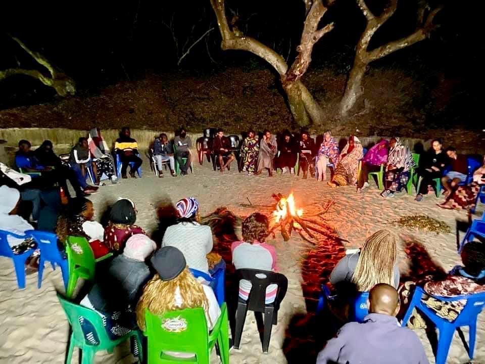 Acampamento noturno com fogueira