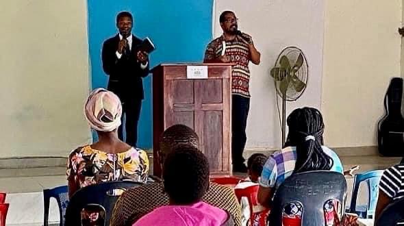 Pregando na igreja local